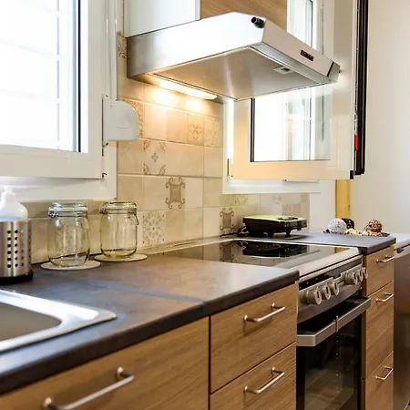 アパート Renovated One Bedroom Flat In Kerameikos With Courtyard By Bnbplus アテネ