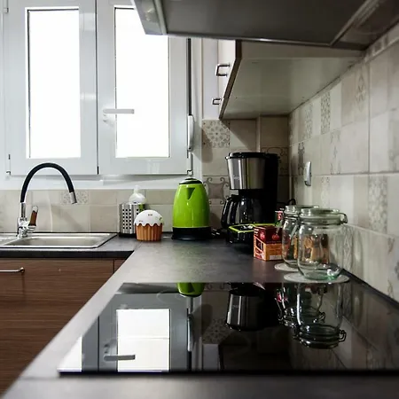 アパート Renovated One Bedroom Flat In Kerameikos With Courtyard By Bnbplus アテネ