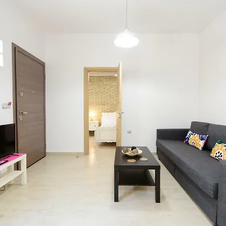 Renovated One Bedroom Flat In Kerameikos With Courtyard By Bnbplus アパート アテネ