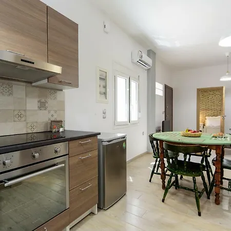 Renovated One Bedroom Flat In Kerameikos With Courtyard By Bnbplus Atenas
